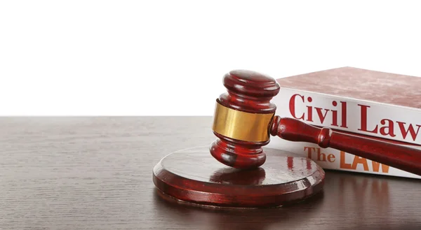 Gavel e livros sobre mesa de madeira sobre fundo branco — Fotografia de Stock