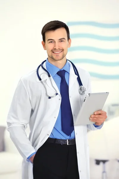 Medico con tablet in ufficio — Foto Stock