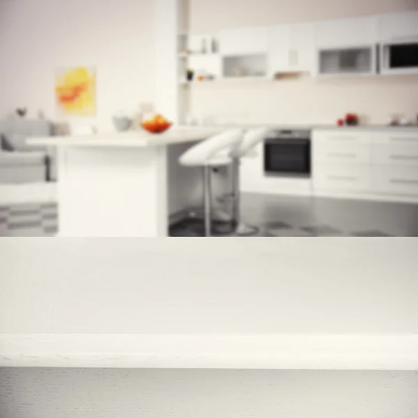 Ξύλινη σανίδα σε φόντο κουζίνα — Φωτογραφία Αρχείου
