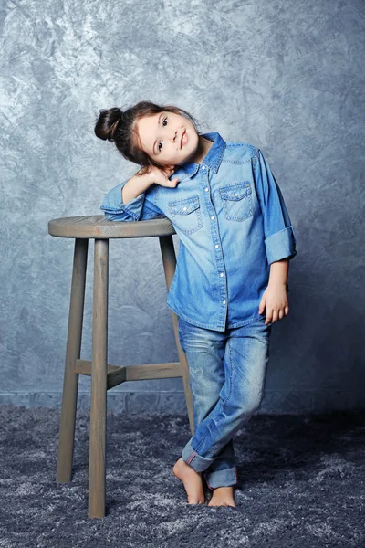 Retrato de niña de moda sobre fondo de pared gris —  Fotos de Stock