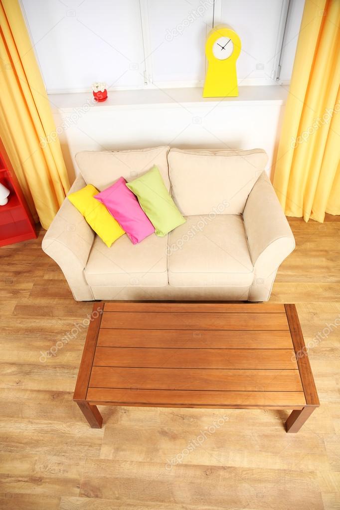 Moderne Wohnzimmer Interieur mit Beige Sofa und Couchtisch aus Holz ... Moderne Wohnzimmer Interieur mit Beige Sofa und Couchtisch aus Holz ...