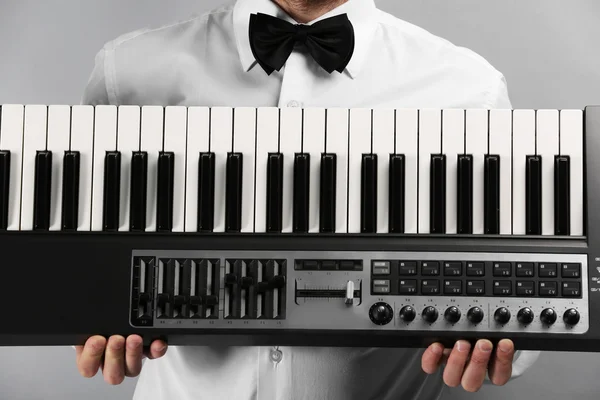 Männerhände mit Synthesizer-Nahaufnahme — Stockfoto