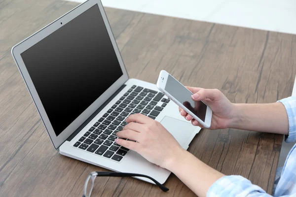 Mulher usando laptop — Fotografia de Stock