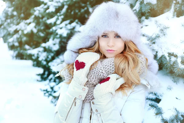 Retrato de inverno de jovem loira — Fotografia de Stock