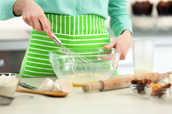 Donna che prepara la pasta in una ciotola — Foto Stock