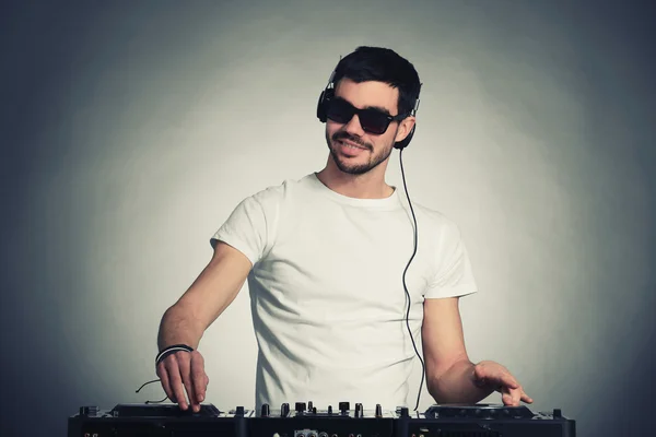 DJ che suona musica — Foto Stock