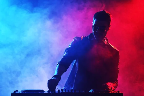 DJ gra muzyka — Zdjęcie stockowe