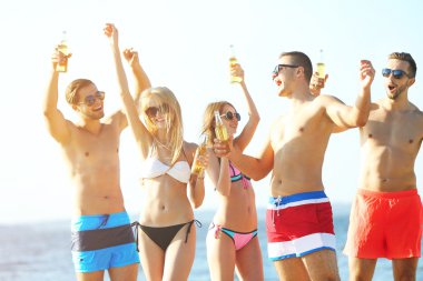 Mutlu arkadaş sahilde bira içmek