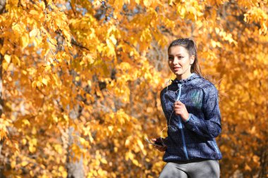 Çalışan genç güzel kadın 