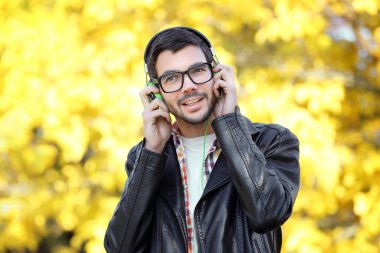 Adam bir parkta müzik dinlemek 