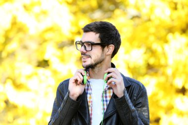 Adam bir parkta müzik dinlemek 