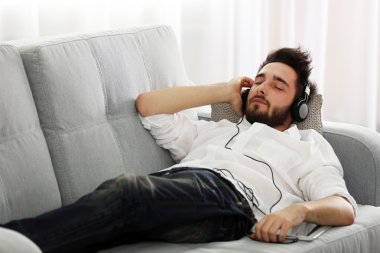 Genç adam kulaklık ile müzik dinler 