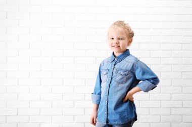 Kot takım elbiseli küçük kız 