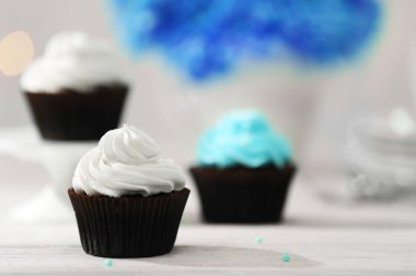 Çikolatalı kek ve bir masaya çiçek