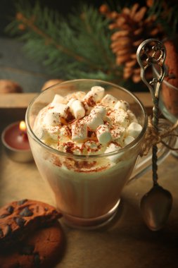 Hatmi ve siyah masada kurabiye ile sıcak kakao fincan