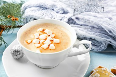 Hatmi, kurabiye ve sıcak eşarp mavi masada ile sıcak kakao fincan