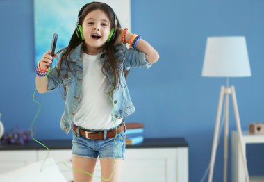 Güzel küçük kız.  