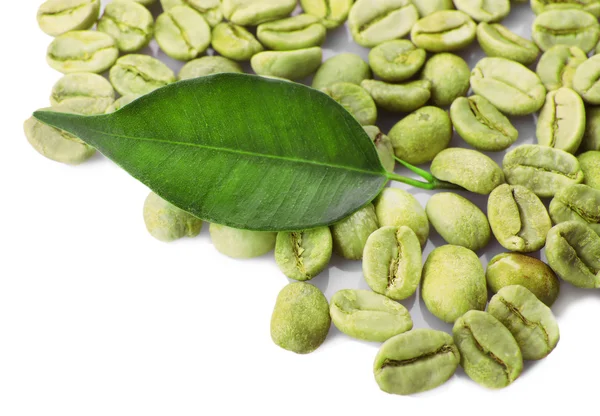 Kupie zielonych ziaren kawy z liść na białym tle — Zdjęcie stockowe