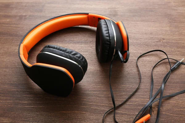 Auriculares en mesa de madera oscura —  Fotos de Stock