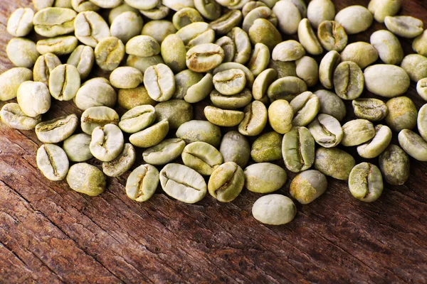 Yeşil kahve çekirdekleri masada yığını kapat — Stok fotoğraf