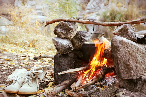 Kettle hanging above fire — Stock Photo, Image