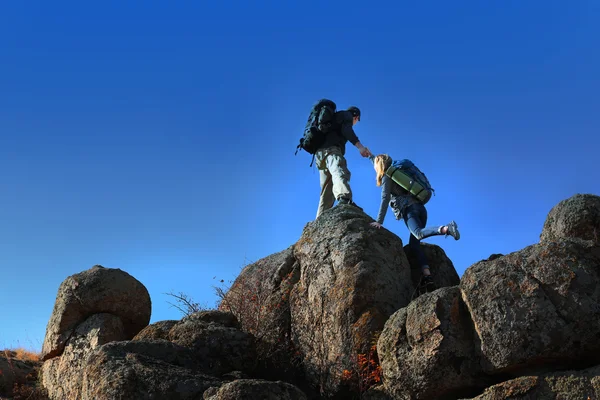 Man and woman climbing the mountain — Stock Photo, Image