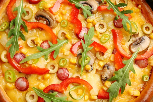 Delicious pizza with vegetables, close-up — Stock Photo, Image