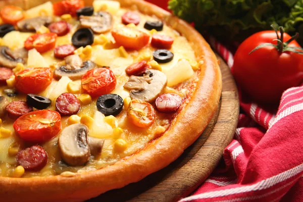 Delicious pizza with vegetables — Stock Photo, Image