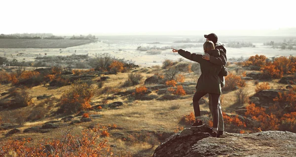 Mann Und Frau Auf Dem Gipfel Des Berges — Stockfoto