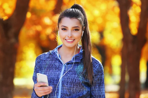 Ung vacker kvinna anläggning telefon, — Stockfoto