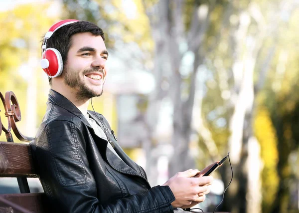 Человек слушает музыку на открытом воздухе — стоковое фото