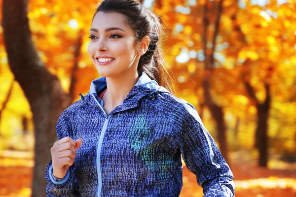 Jonge mooie vrouw joggen — Stockfoto