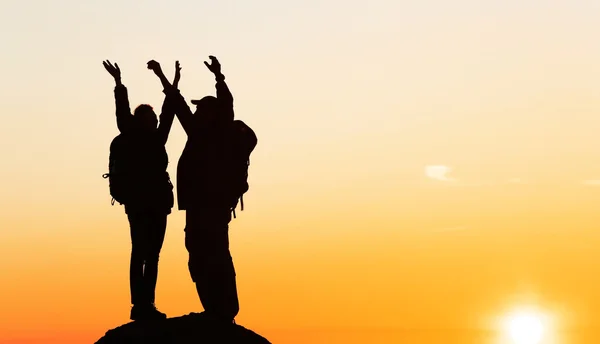 Uomo Donna Cima Alla Montagna — Foto Stock