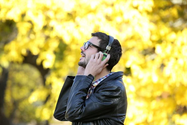 Hombre escuchando música en un parque —  Fotos de Stock