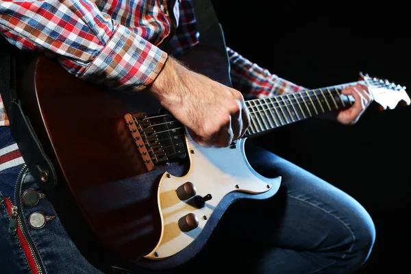 Man spelen op elektrische gitaar — Stockfoto