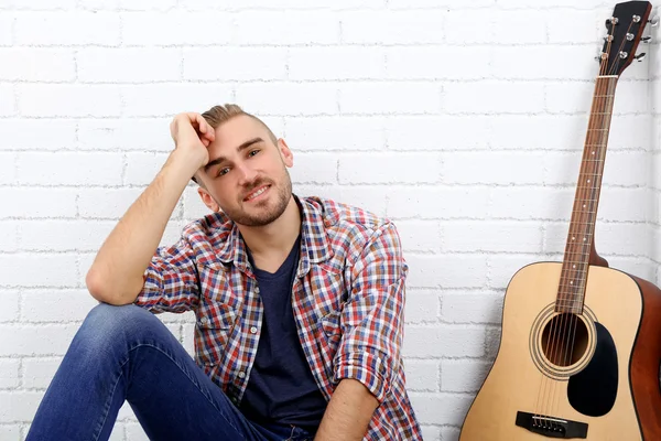 Joven músico con guitarra — Foto de Stock