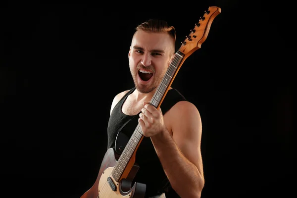 Young man playing electric guitar — Stock Photo, Image