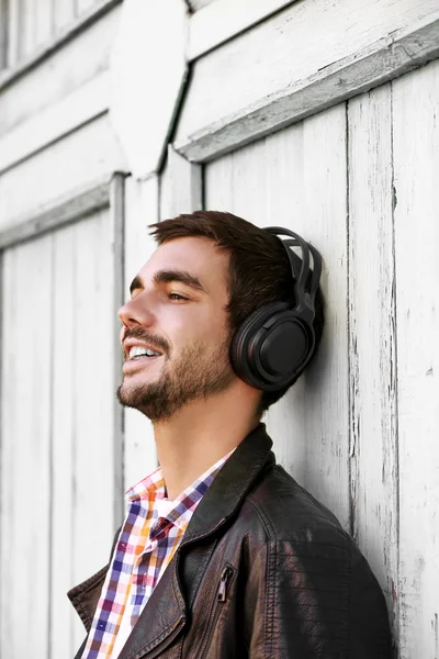 Man lyssnar på musik utomhus — Stockfoto