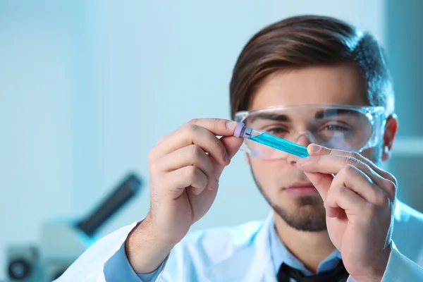 Hombre en laboratorio con prueba — Foto de Stock