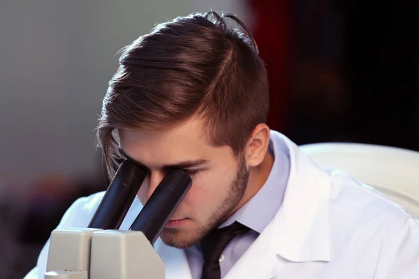 Clínico que estuda em laboratório — Fotografia de Stock