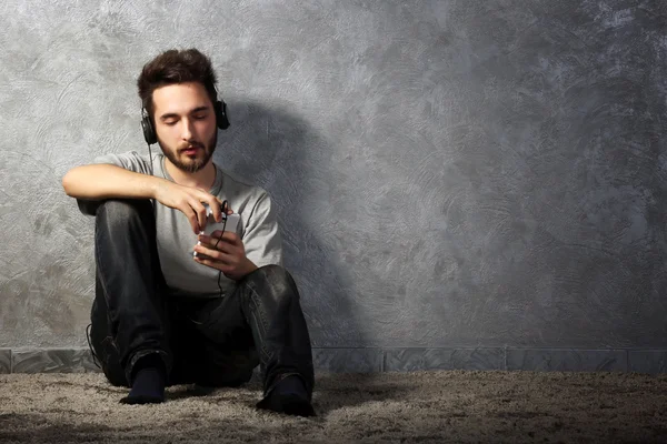 Joven barbudo escuchando música — Foto de Stock