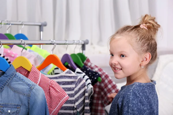 Kleines Mädchen probiert Kleid an — Stockfoto