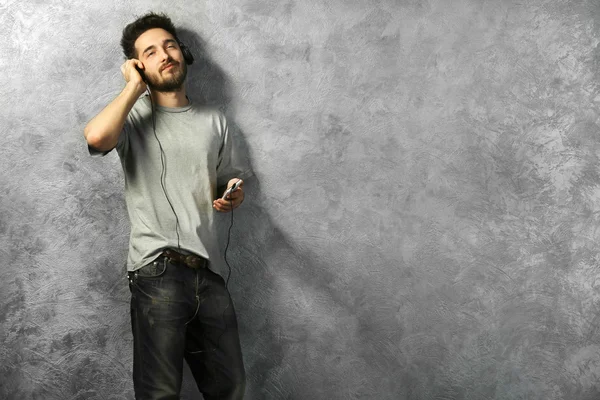 Joven barbudo escuchando música —  Fotos de Stock