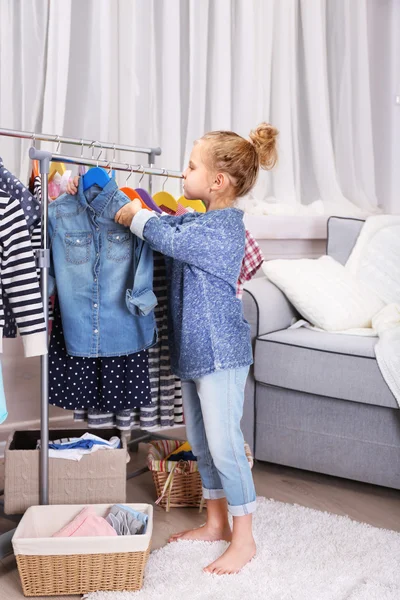 Niña probándose la camiseta — Foto de Stock