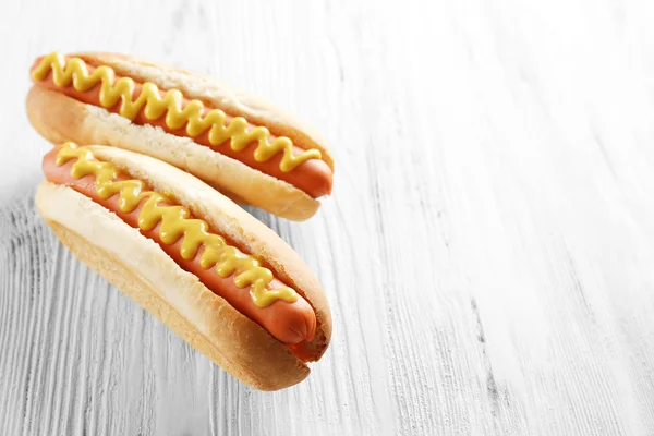 Dwa hot-dogi na drewniane tła — Zdjęcie stockowe