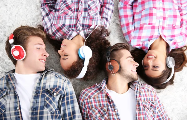 Dois casais adolescentes ouvindo música — Fotografia de Stock