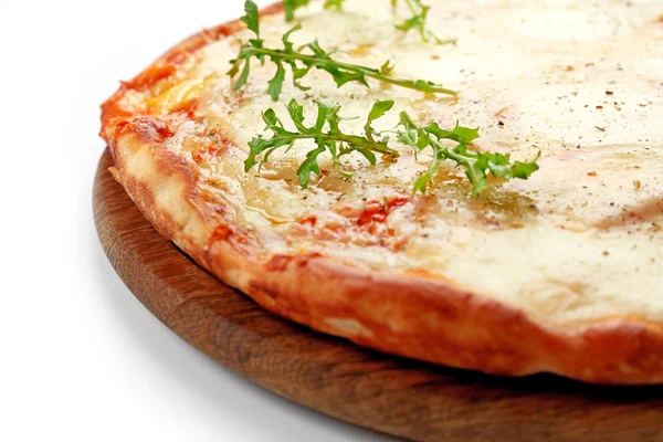 Pizza cheia de queijo em tábua de madeira isolada sobre fundo branco, close-up — Fotografia de Stock