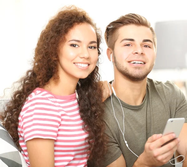 Teenager couple listening to music — Stock Photo, Image