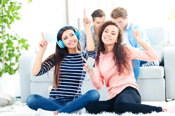 Two teenager girls listening to music — Stock Photo, Image