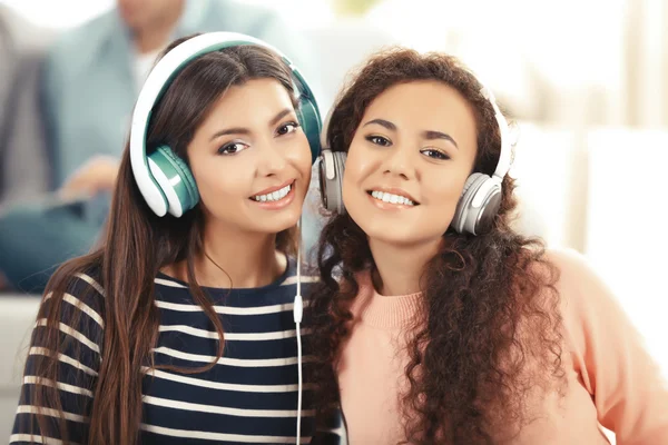 Due ragazze adolescenti che ascoltano musica — Foto Stock